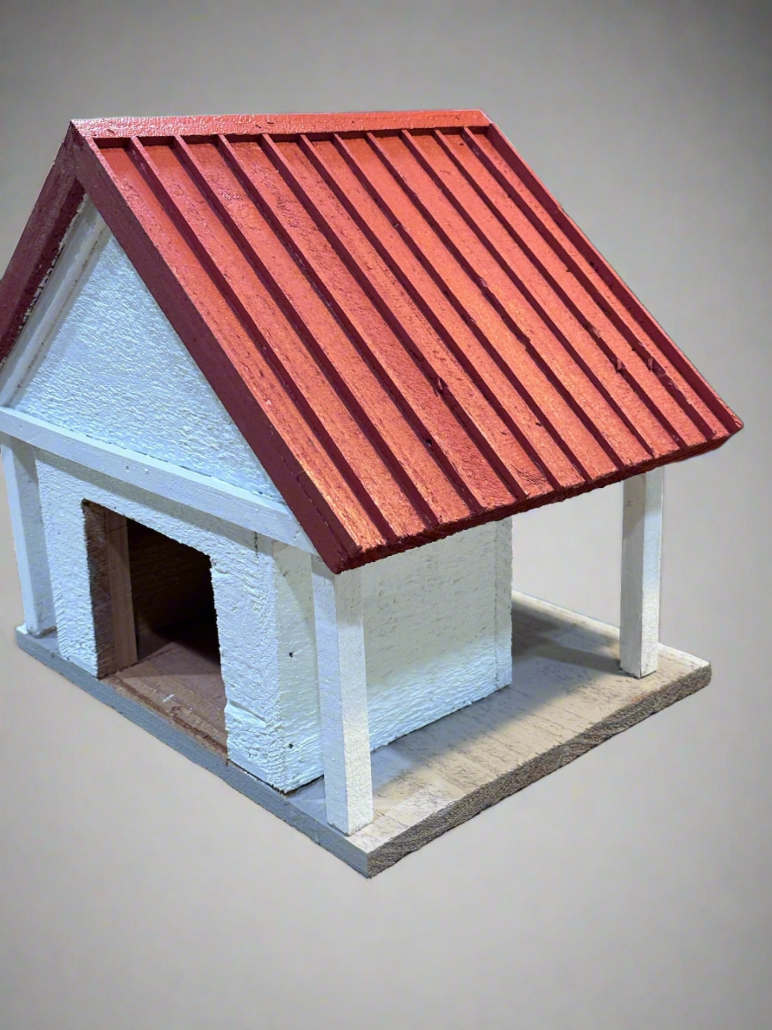 Welcome to the "Tin Can Alley" Birdhouse - a rustic farmhouse style birdhouse reminiscent of old General Stores. Its faux metal roof adds a charming touch to any backyard and the clean-out hatch makes for easy maintenance. In vibrant red and white, it's sure to be a feathered friend favorite!